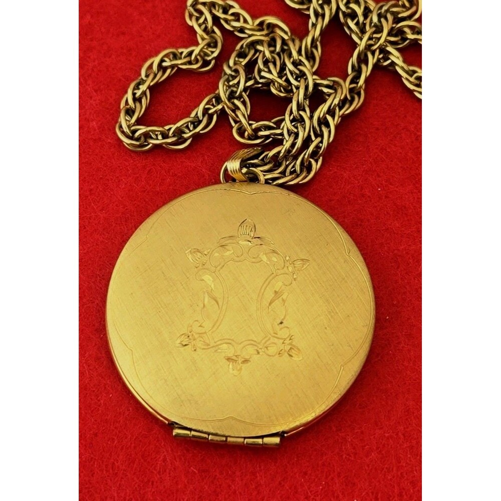 VTG Walter E.Hayward Company WEH 12K gold filled round locket & Chain Necklack